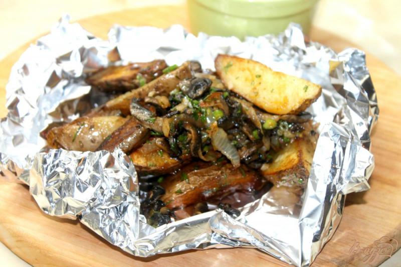 Фото приготовление рецепта: Картофельные дольки с луком и грибами шаг №7