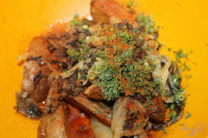 Фото приготовление рецепта: Картофельные дольки с луком и грибами шаг №6