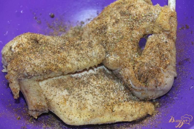 Фото приготовление рецепта: Запеченная курица со шпинатом и сливками шаг №3
