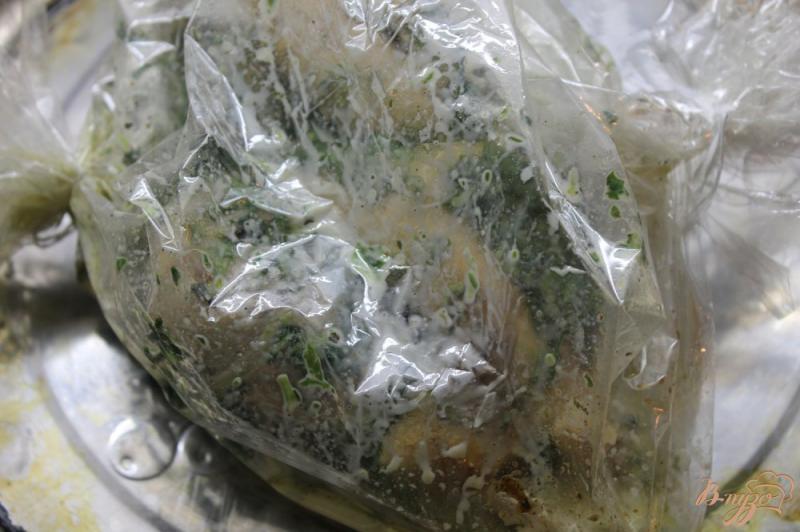 Фото приготовление рецепта: Запеченная курица со шпинатом и сливками шаг №4