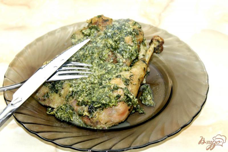 Фото приготовление рецепта: Запеченная курица со шпинатом и сливками шаг №5