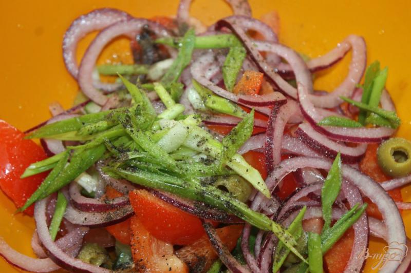 Фото приготовление рецепта: Греческий салат с зеленым луком шаг №7