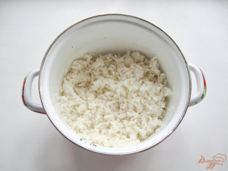 Фото приготовление рецепта: Отварной рис с зеленью шаг №1