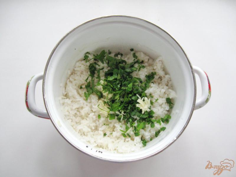 Фото приготовление рецепта: Отварной рис с зеленью шаг №4