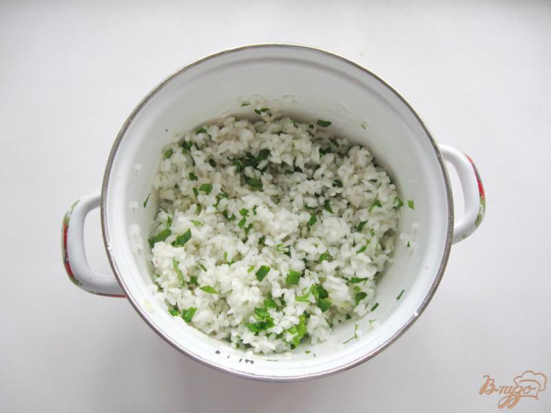 Фото приготовление рецепта: Отварной рис с зеленью шаг №5