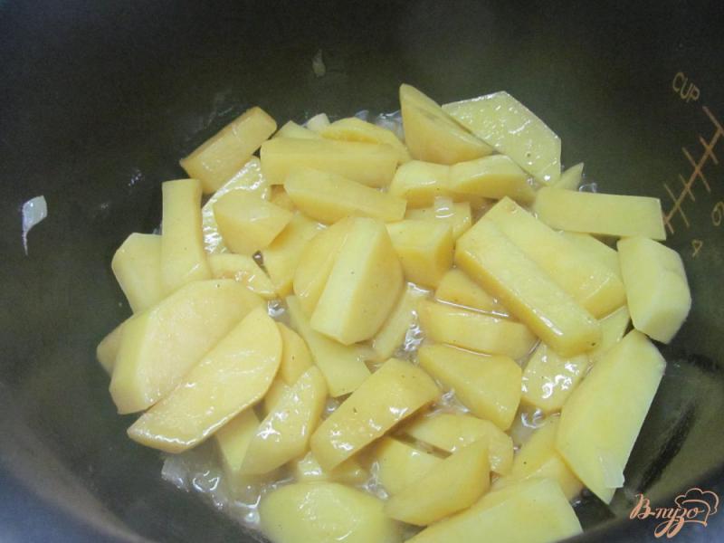 Фото приготовление рецепта: Картофель с куриными сердечками в мультиварке шаг №3