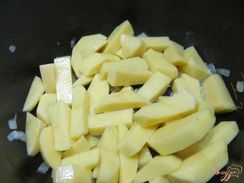 Фото приготовление рецепта: Картофель с куриными сердечками в мультиварке шаг №2