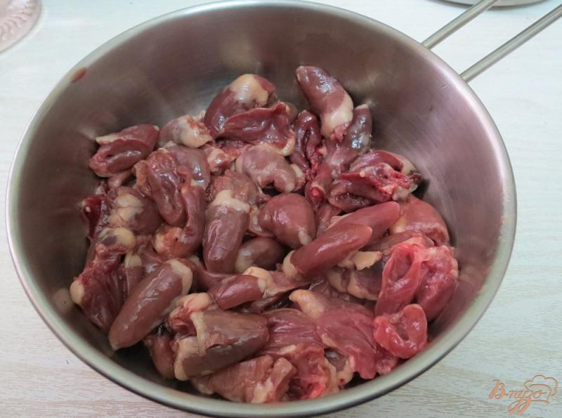 Фото приготовление рецепта: Куриные  сердечки с грибами в сметанном соусе шаг №3