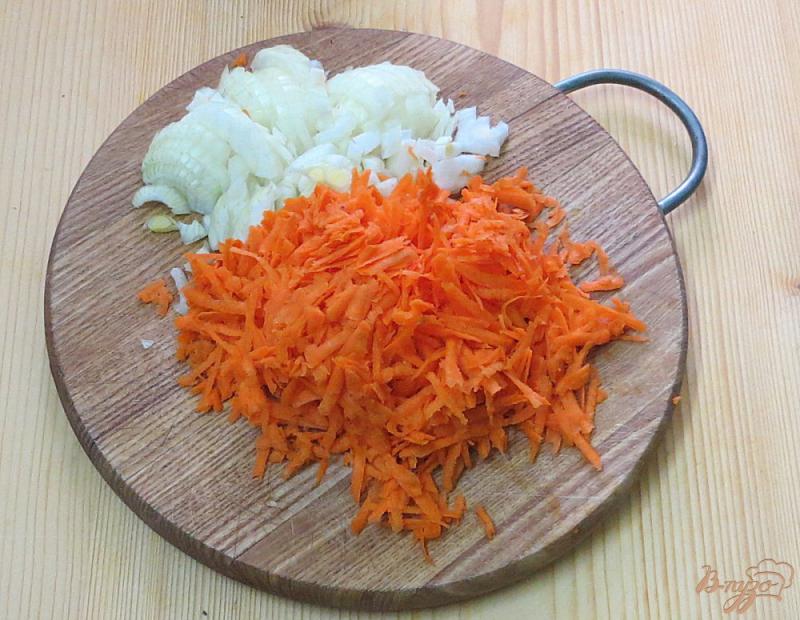 Фото приготовление рецепта: Хек со сметаной и овощами шаг №2
