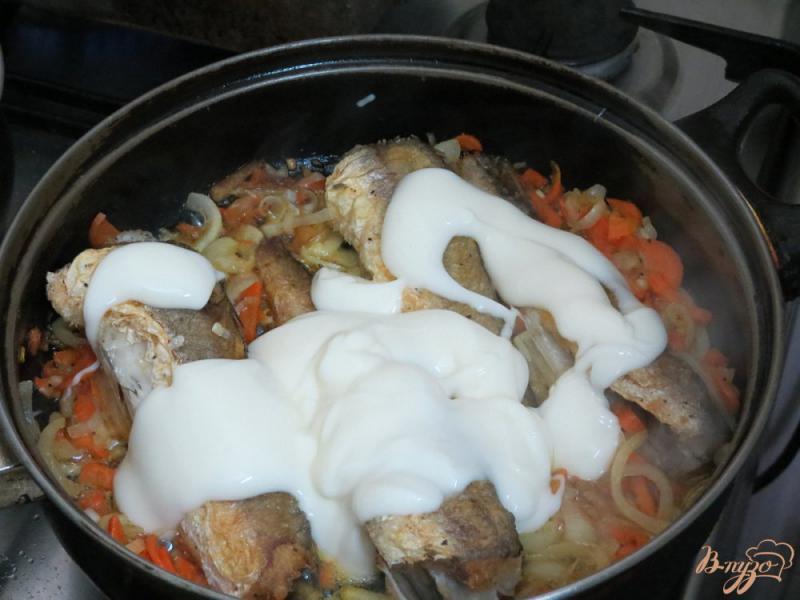 Фото приготовление рецепта: Хек со сметаной и овощами шаг №5