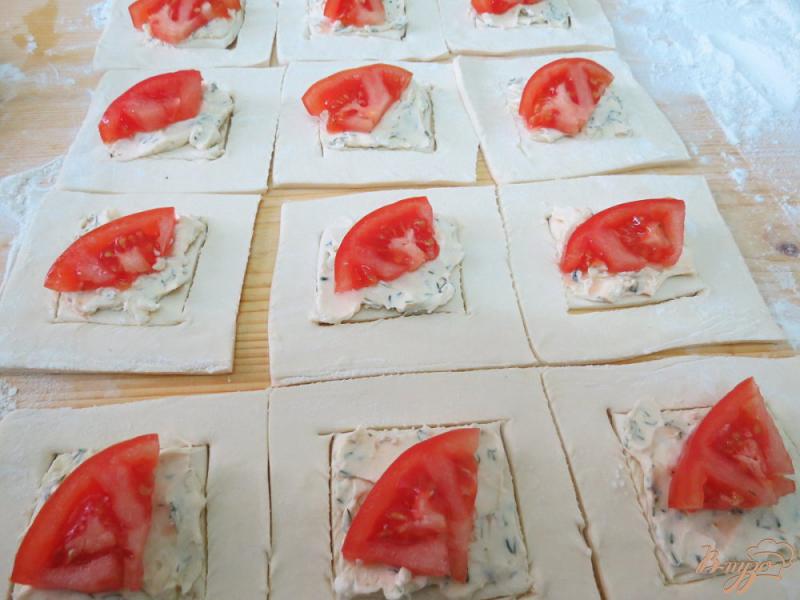 Фото приготовление рецепта: Слоёные пирожки с томатами шаг №7