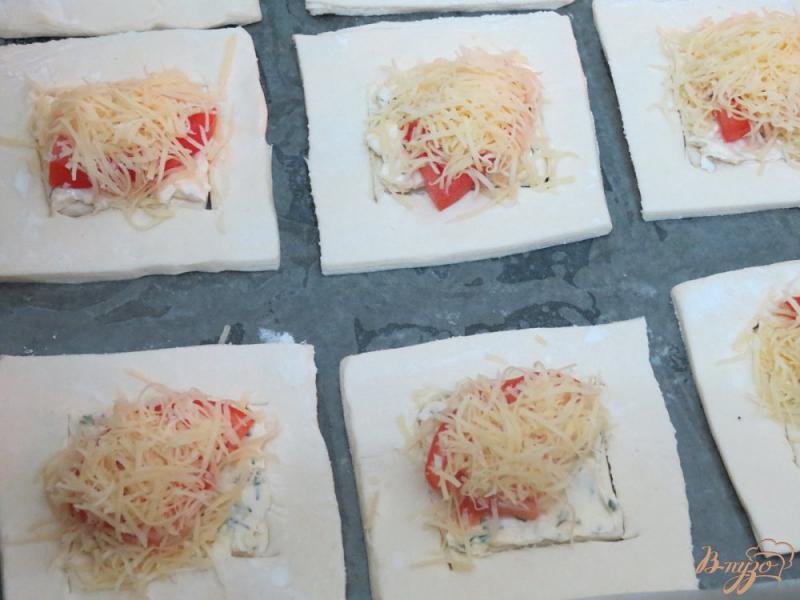 Фото приготовление рецепта: Слоёные пирожки с томатами шаг №8