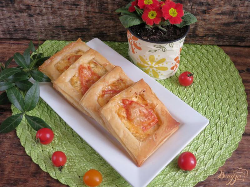 Фото приготовление рецепта: Слоёные пирожки с томатами шаг №10