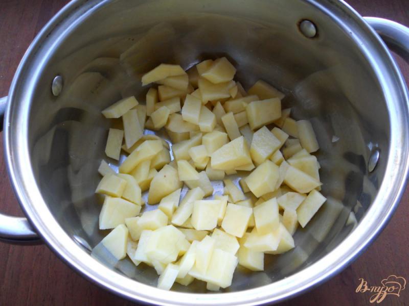 Фото приготовление рецепта: Суп с копченой грудинкой и сырными клецками шаг №1