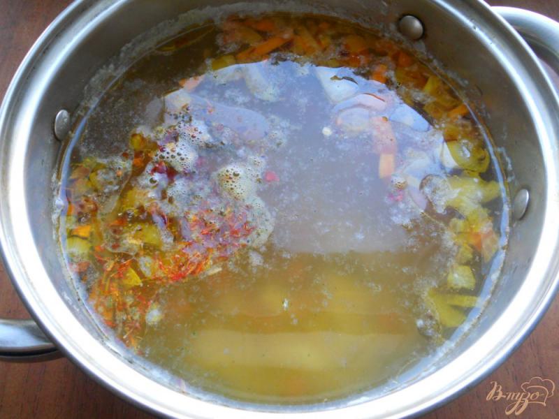 Фото приготовление рецепта: Суп с копченой грудинкой и сырными клецками шаг №4