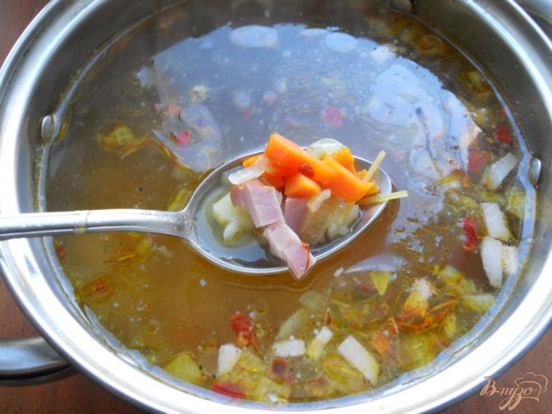 Фото приготовление рецепта: Суп с копченой грудинкой и сырными клецками шаг №5