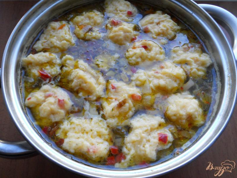 Фото приготовление рецепта: Суп с копченой грудинкой и сырными клецками шаг №10
