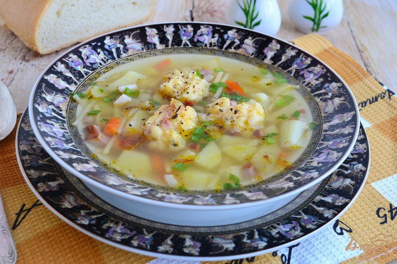 Фото приготовление рецепта: Суп с копченой грудинкой и сырными клецками шаг №11