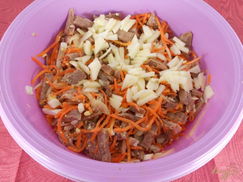 Фото приготовление рецепта: Салат со свиным языком и корейской морковью шаг №4