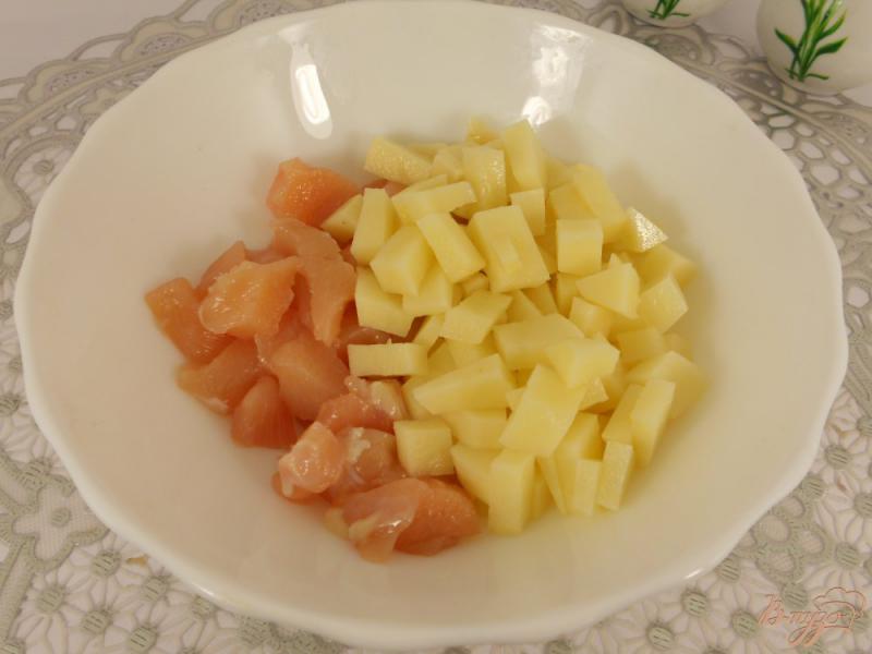 Фото приготовление рецепта: Картофельная запеканка с курицей, грибами и сыром в СВЧ шаг №1