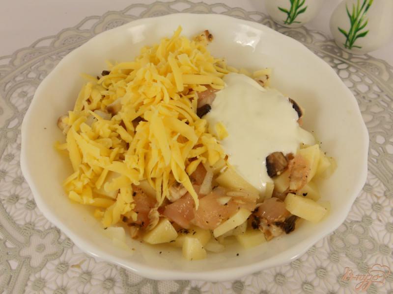 Фото приготовление рецепта: Картофельная запеканка с курицей, грибами и сыром в СВЧ шаг №3