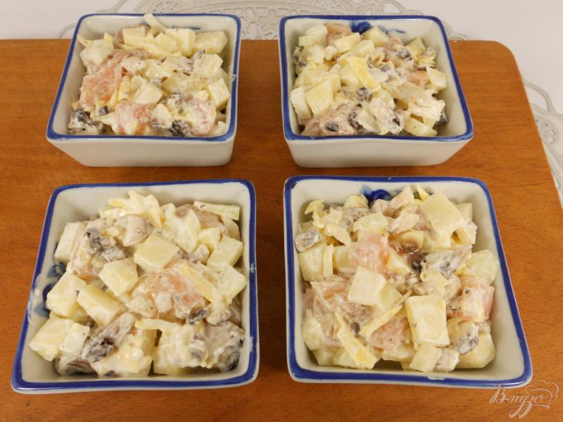 Фото приготовление рецепта: Картофельная запеканка с курицей, грибами и сыром в СВЧ шаг №4