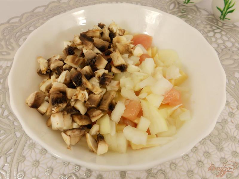 Фото приготовление рецепта: Картофельная запеканка с курицей, грибами и сыром в СВЧ шаг №2