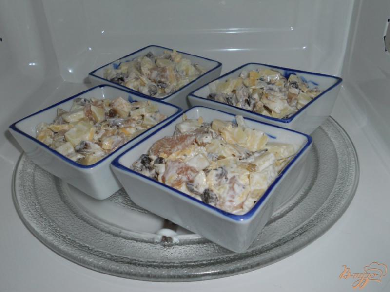 Фото приготовление рецепта: Картофельная запеканка с курицей, грибами и сыром в СВЧ шаг №5