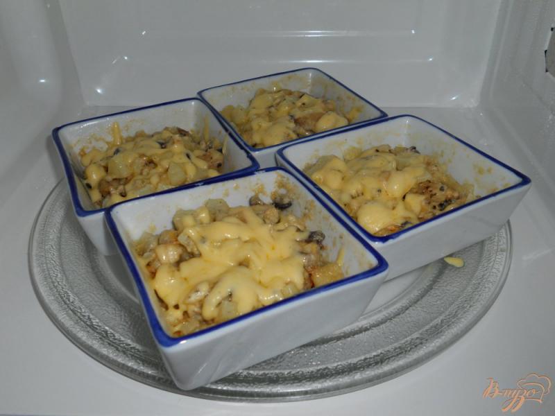 Фото приготовление рецепта: Картофельная запеканка с курицей, грибами и сыром в СВЧ шаг №6