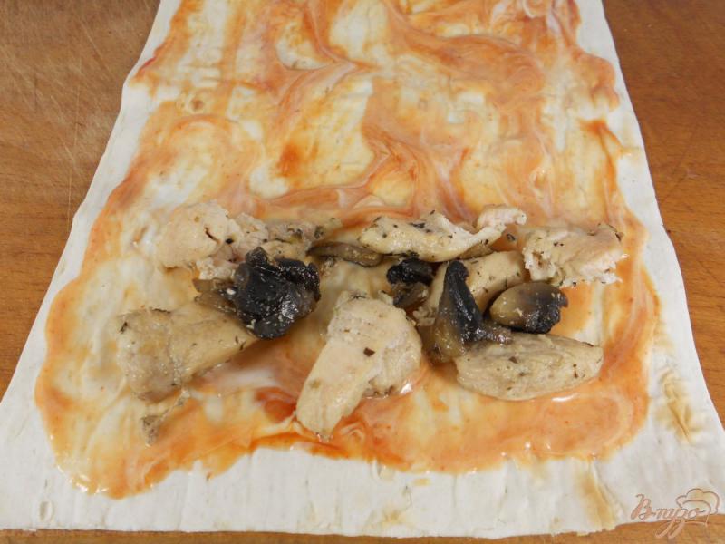 Фото приготовление рецепта: Рулеты из лаваша с курицей, грибами и сыром в СВЧ шаг №3