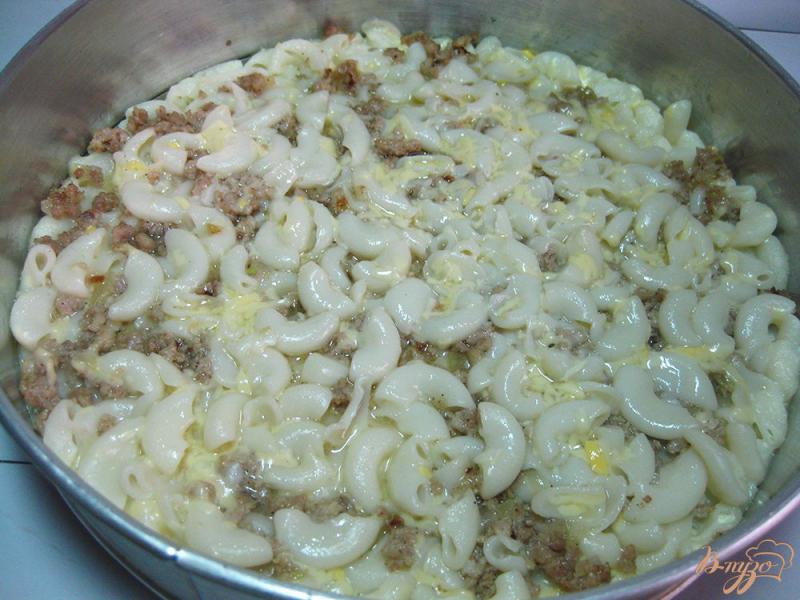 Фото приготовление рецепта: Запеканка из макарон с фаршем и сыром шаг №11