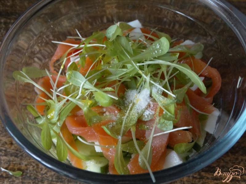 Фото приготовление рецепта: Салат с подкопченой семгой и овощами шаг №4