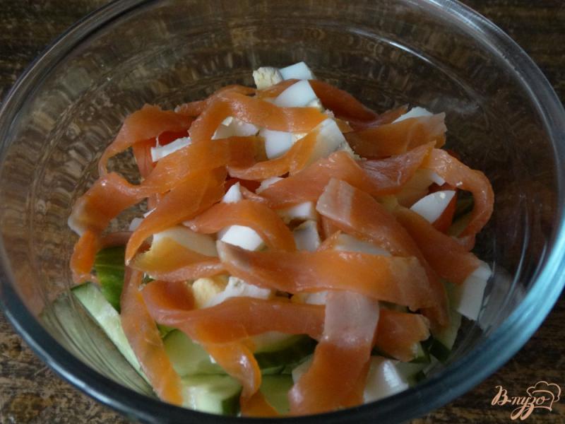 Фото приготовление рецепта: Салат с подкопченой семгой и овощами шаг №3
