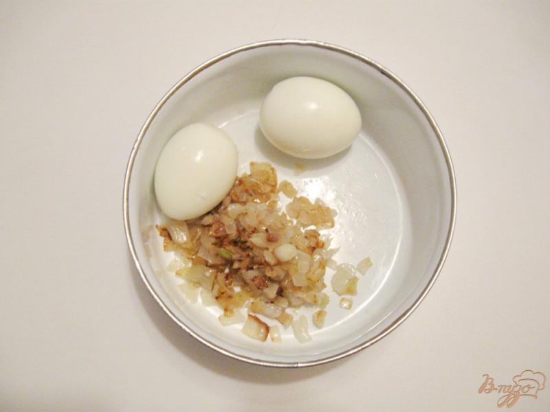 Фото приготовление рецепта: Блинчики с индейкой, луком и яйцом шаг №3