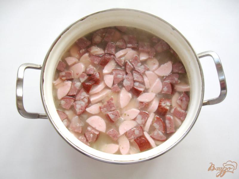Фото приготовление рецепта: Рисовый суп с колбасой и сосисками шаг №3