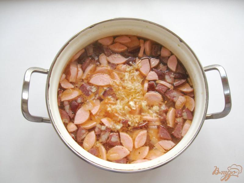 Фото приготовление рецепта: Рисовый суп с колбасой и сосисками шаг №4