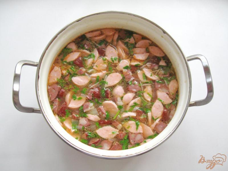 Фото приготовление рецепта: Рисовый суп с колбасой и сосисками шаг №5