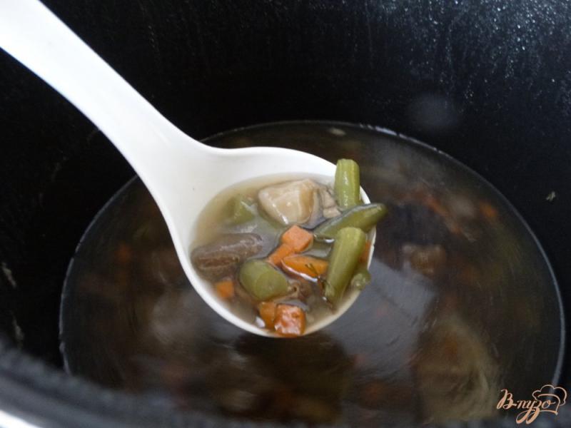 Фото приготовление рецепта: Суп с лесными грибами и стручковой фасолью шаг №6