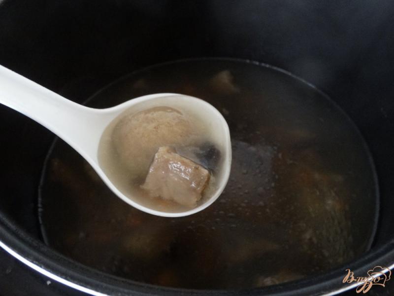 Фото приготовление рецепта: Суп с лесными грибами и стручковой фасолью шаг №4