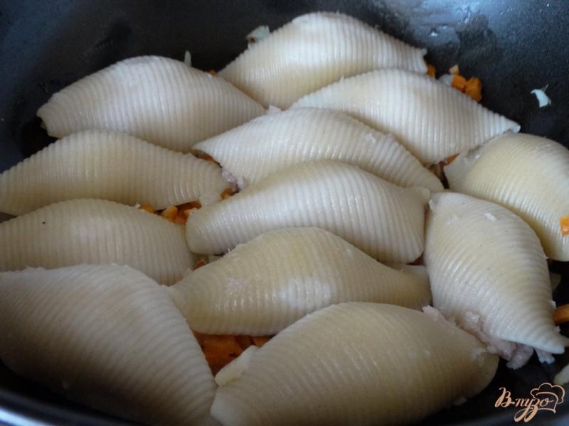 Фото приготовление рецепта: Ракушки фаршированные в овощной подливе шаг №5