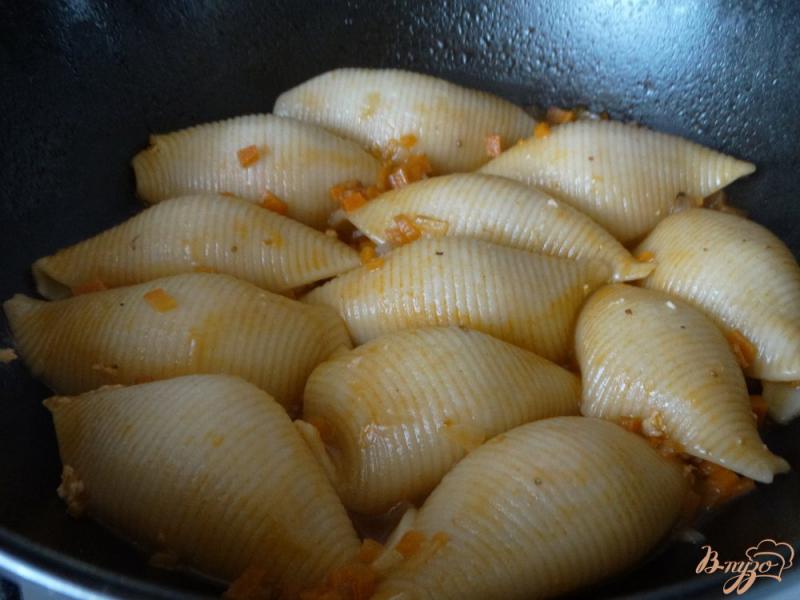 Фото приготовление рецепта: Ракушки фаршированные в овощной подливе шаг №6