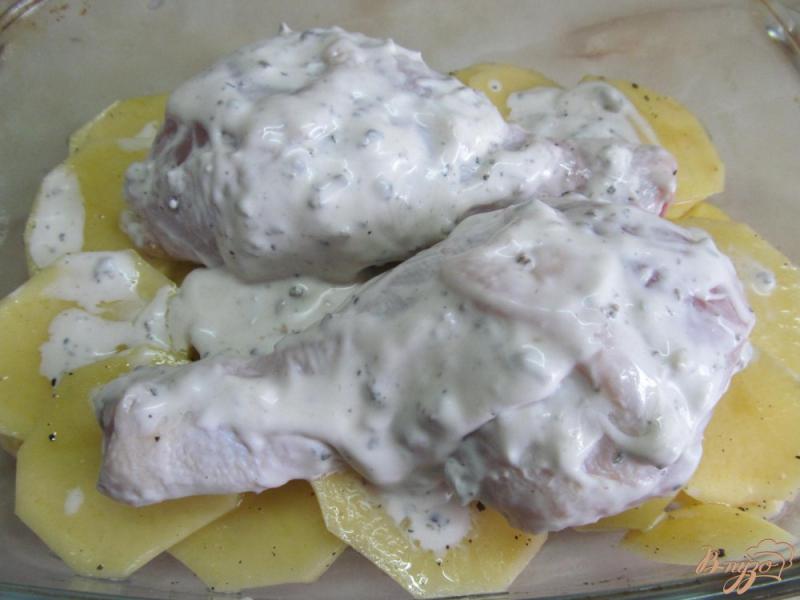 Фото приготовление рецепта: Запеченный картофель с куриными ножками шаг №4