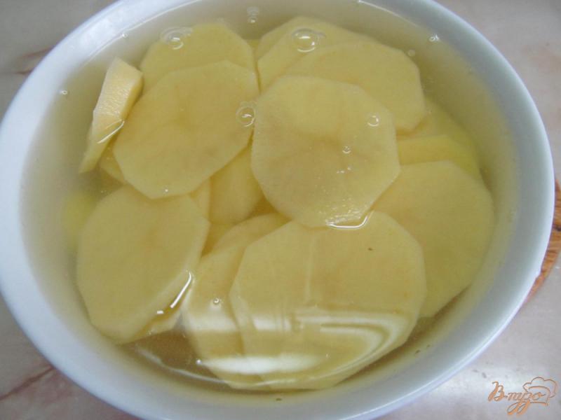 Фото приготовление рецепта: Запеченный картофель с куриными ножками шаг №2