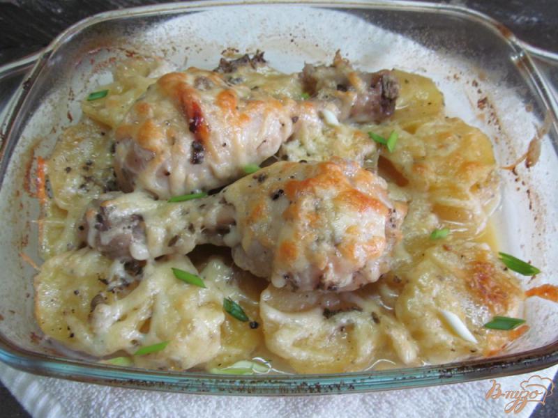Фото приготовление рецепта: Запеченный картофель с куриными ножками шаг №6