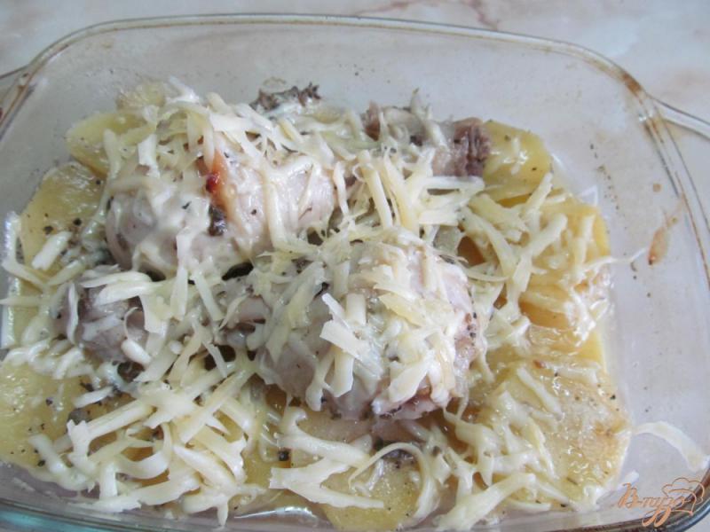 Фото приготовление рецепта: Запеченный картофель с куриными ножками шаг №5