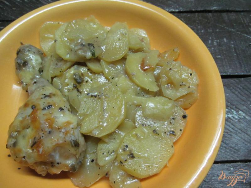 Фото приготовление рецепта: Запеченный картофель с куриными ножками шаг №7