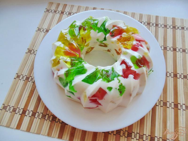 Фото приготовление рецепта: Десерт с разноцветным желе и бисквитом шаг №9