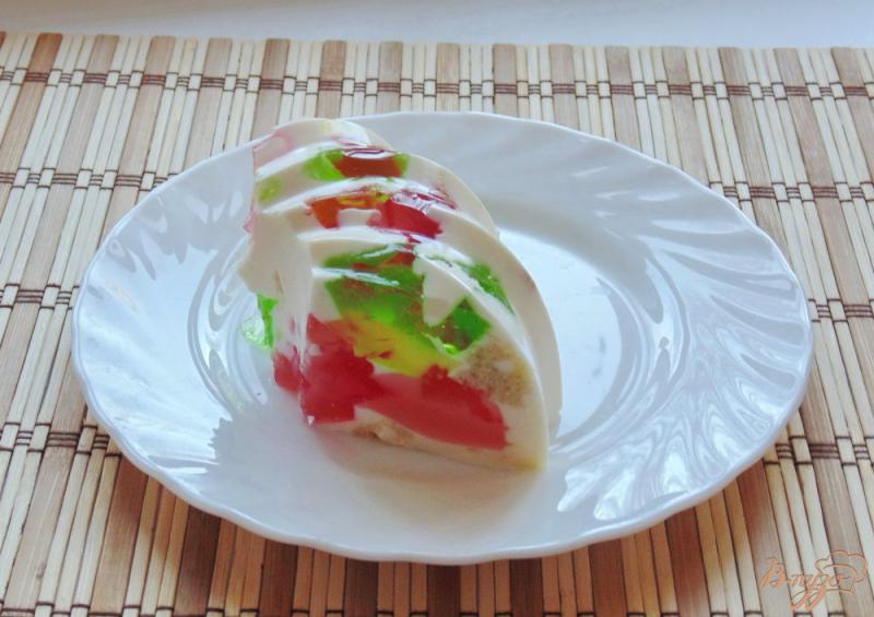 Фото приготовление рецепта: Десерт с разноцветным желе и бисквитом шаг №10