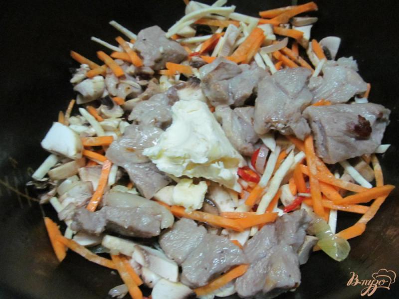 Фото приготовление рецепта: Свинина с овощами и рисом в мультиварке шаг №4