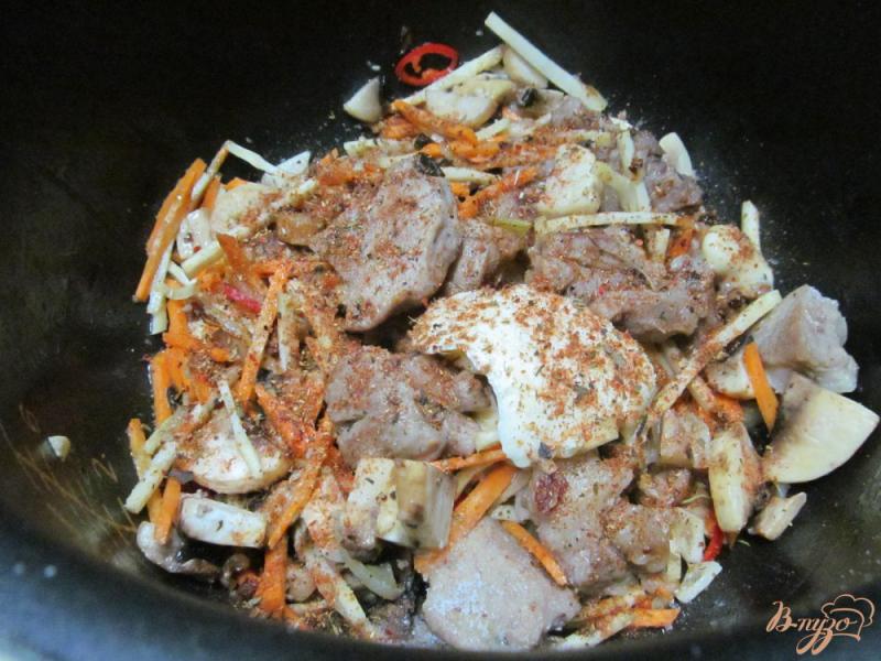 Фото приготовление рецепта: Свинина с овощами и рисом в мультиварке шаг №5